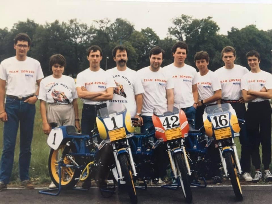 Zonzon Motos avait mis les moyens en engageant 3 machines. Pilotes (de gauche à droite) : JF. Guyot, ??????, E. Chéron, Dédé Zonzon, P. Goudey, F. Brosse, F. Raoul, Ph. Pelletier, Ph. Gessati