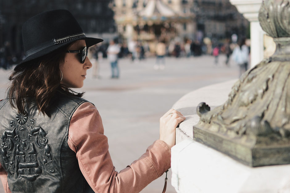 veste grise et rose perfecto chapeau
