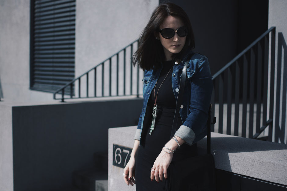 robe fourreau veste en jean armani sautoir coralie de seynes paris