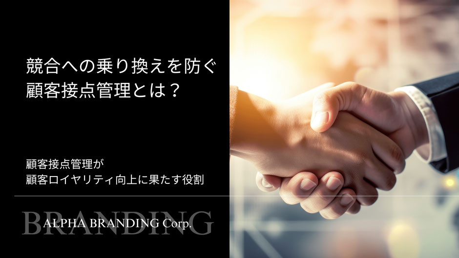 上を見上げる女性