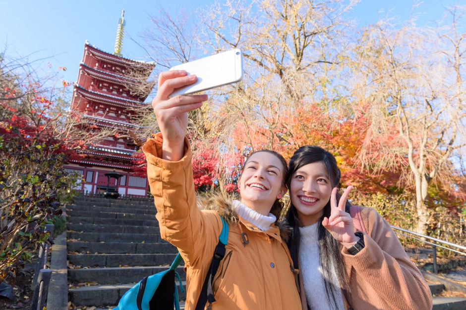 自撮りをする2人の女性