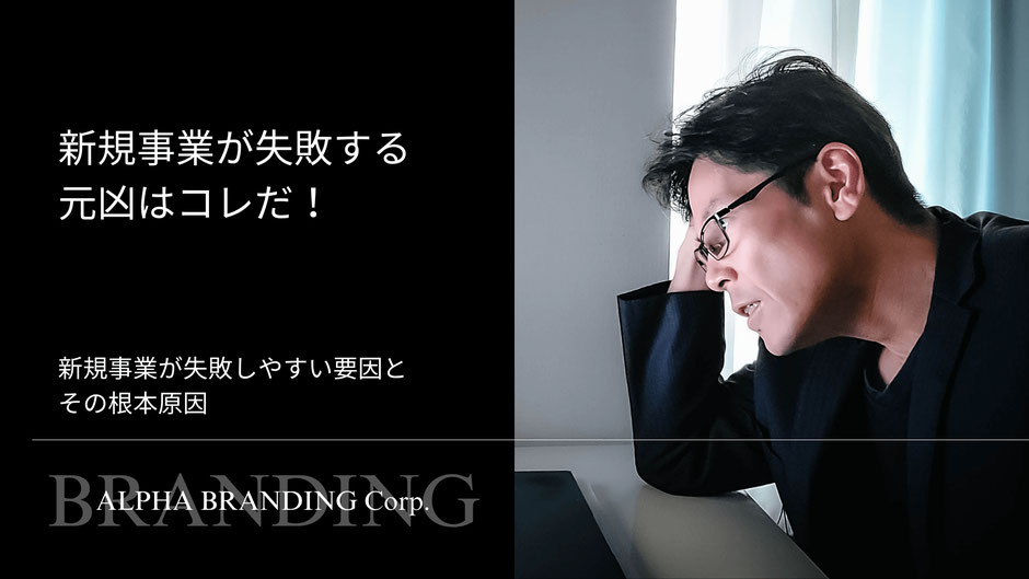 頭を抱える男性