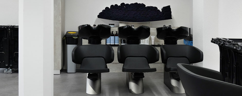 Modern, bequem, ergonomisch & wassersparend – Haare waschen mit Komfort-Design im K[AA]2 Salon