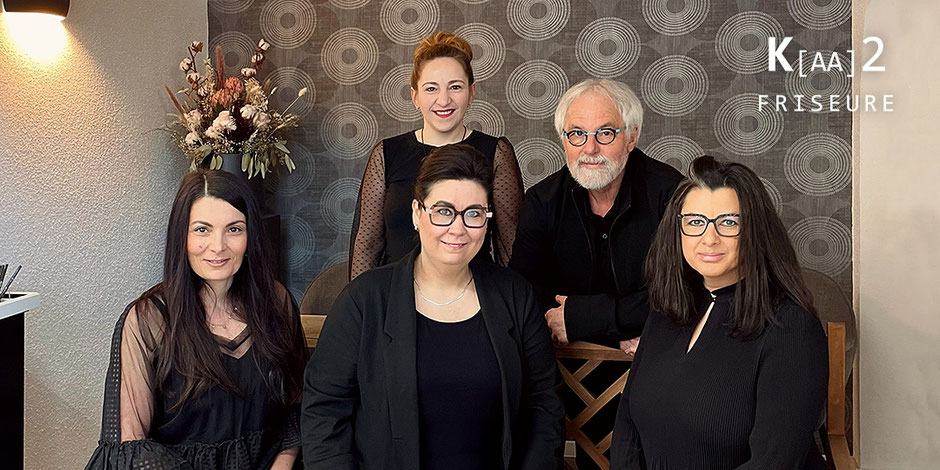Elena, Rebecca, Jessy und Birgit mit Anton Schmidt – die freundlichen Profis im im K[AA]2 Friseursalon in der Galgenbergstraße 8 in 73431 Aalen