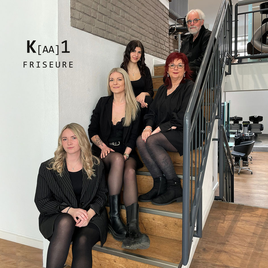 Im Salon K[AA]1 Friseure erwartet Sie ein freundliches und hochprofessionelles Team – Joanne Hofmann, Saskia Felske, Leonie Kaiser, Gaby Huttenlocher, Anton Schmidt (v.l.n.r.)