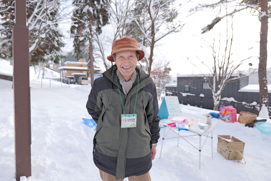 札幌市でプレーパークが始まった当初から活動に関わる池田昭夫さん（85歳！？）も手伝ってくれています