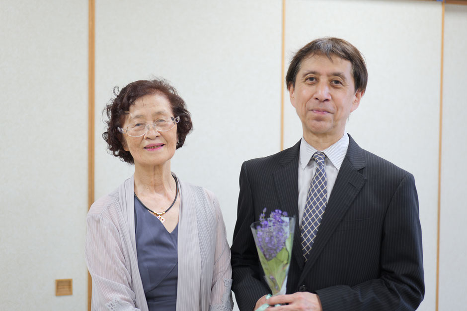 初回からコンサートに携わる柴田田鶴子さんと、ピアニストの大井和郎氏