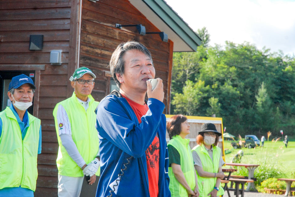 挨拶をする藻岩地区連町顧問の三神英彦市議