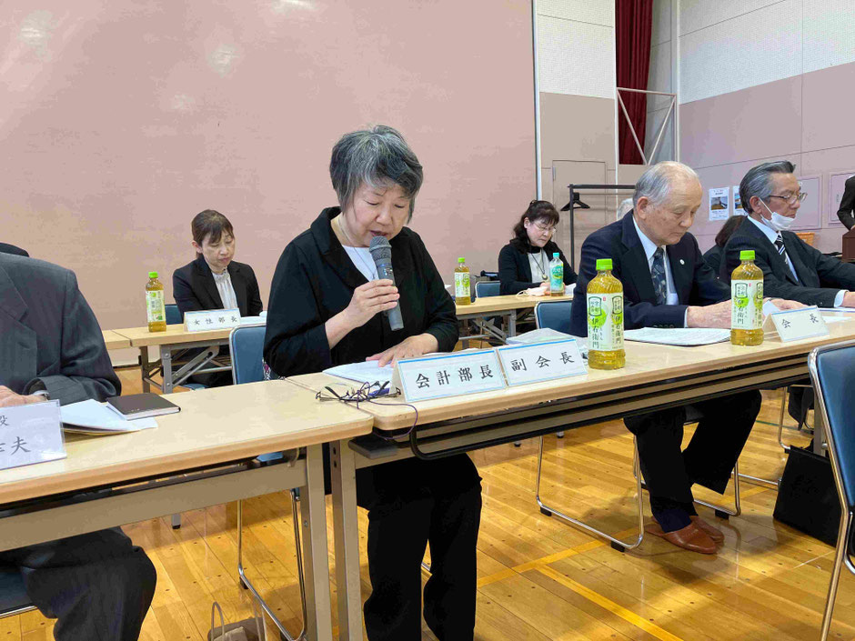 収支決算報告を行う鎌田光子副会長兼会計部長