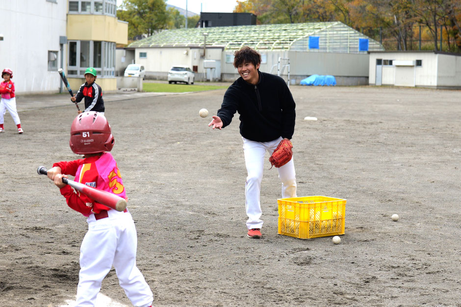 指導する村瀬翼コーチ 実は村瀬総監督の息子でもある