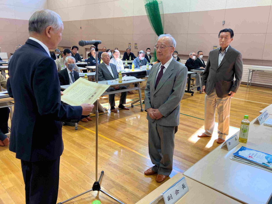 村上剛会長から連町会長賞を受ける長く会計監査を務めた齋藤速也氏