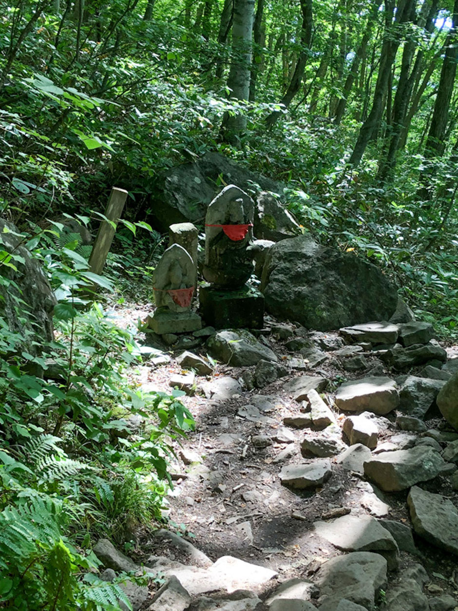 登山道にある27番観音像