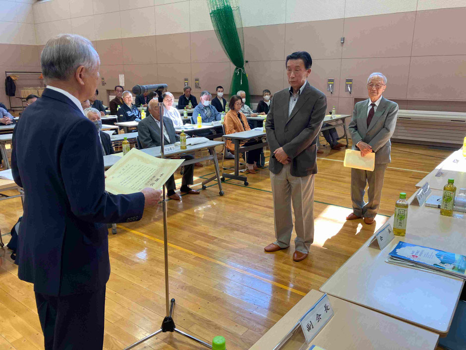 村上剛会長から連町会長賞を受ける長く体育部長を務めた難波正利氏