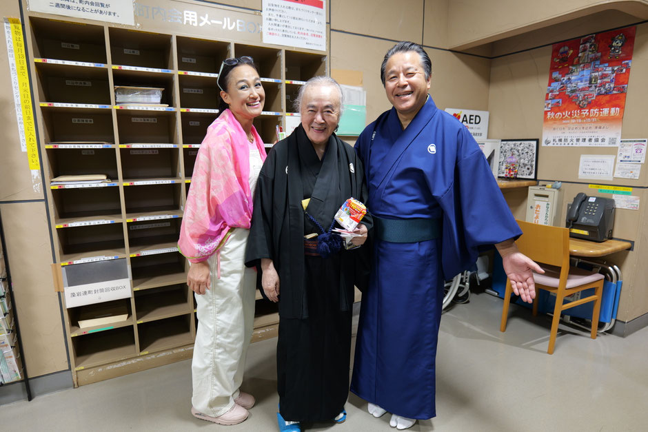 左から笑くぼ家みるきぃさん、林家とんでん平さん、甘味家ぷ~さん