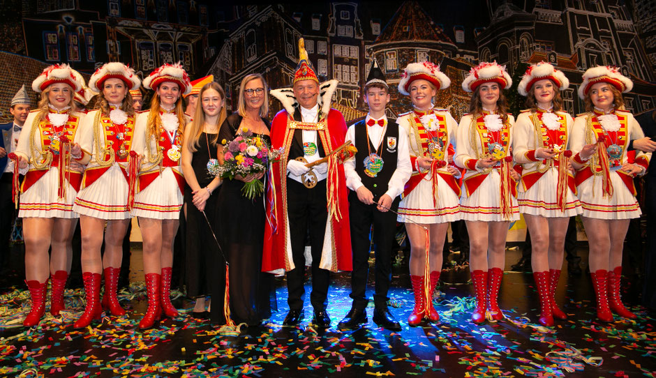 Prinz Stephan III. mit Gemahlin Elke, Tochter Martha und Sohn Friedrich (umrahmt von der Prinzengarde)