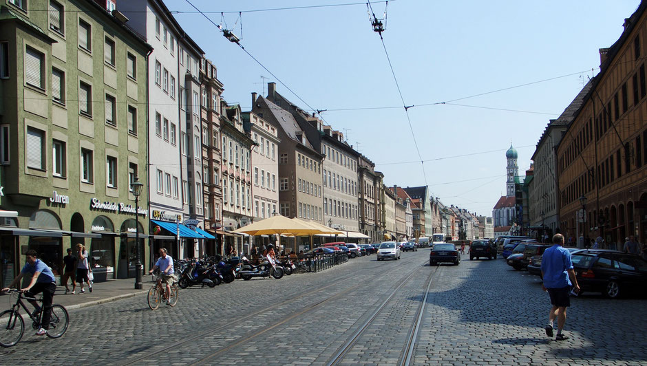 Wird jetzt zur Fußgängerzone: die Maximilianstraße zwischen Merkur- und Herkulesbrunnen. Angeblich gilt die Veränderung probeweise. (Foto: Wikimedia commons)