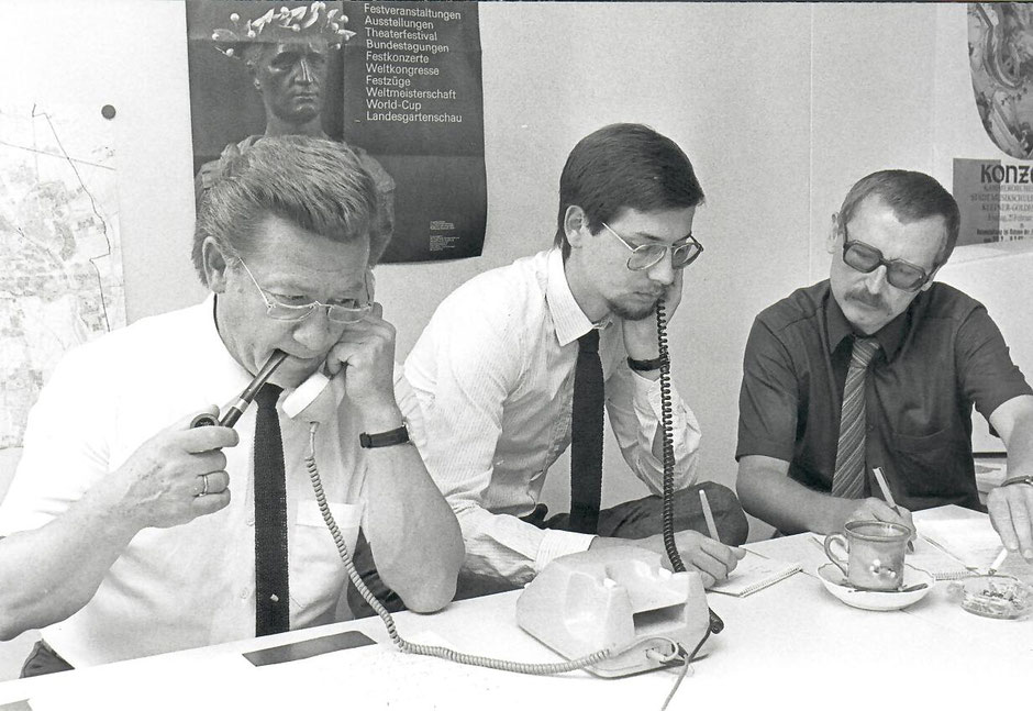 Telefonaktion  1984 in der AZ-Lokalredaktion: OB Hans Breuer, Redakteur Dieter Mitulla, persönlicher Referent Herbert Maier. (von links; Foto: Wolfgang Diekamp)