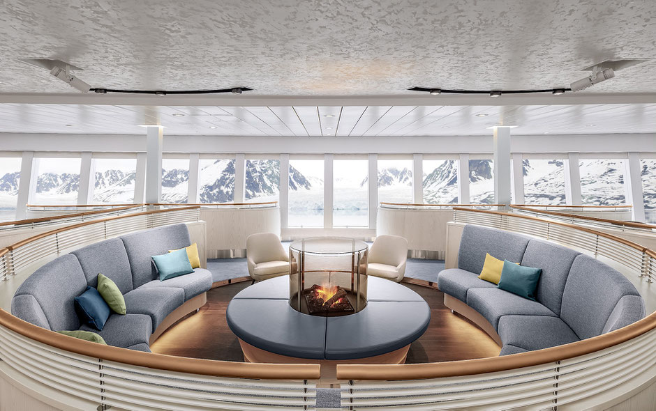 Panorama-Lounge an Bord der Hanseatic Schiffe ©Hapag Lloyd Cruises