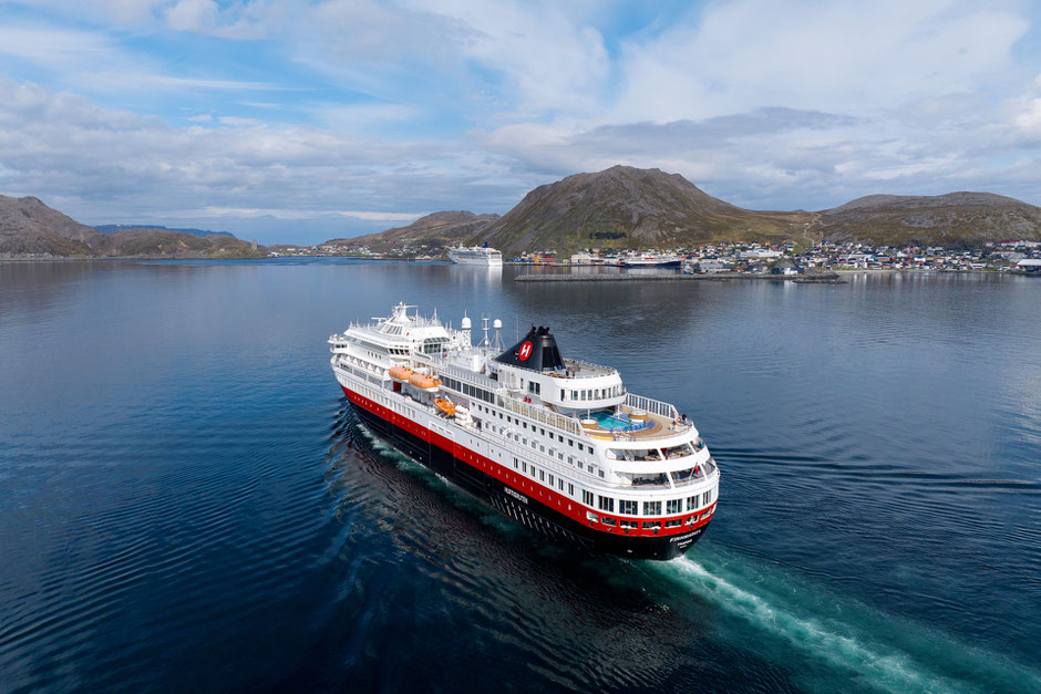 MS Finnmarken bei Honningsvag ©Hurtigruten