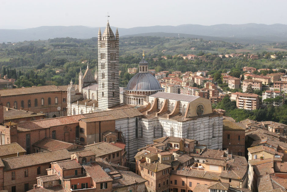 Duomo di Siena von oben im Hintergrund die grünen Hügel des toskanischen Umlandes ©My own Travel