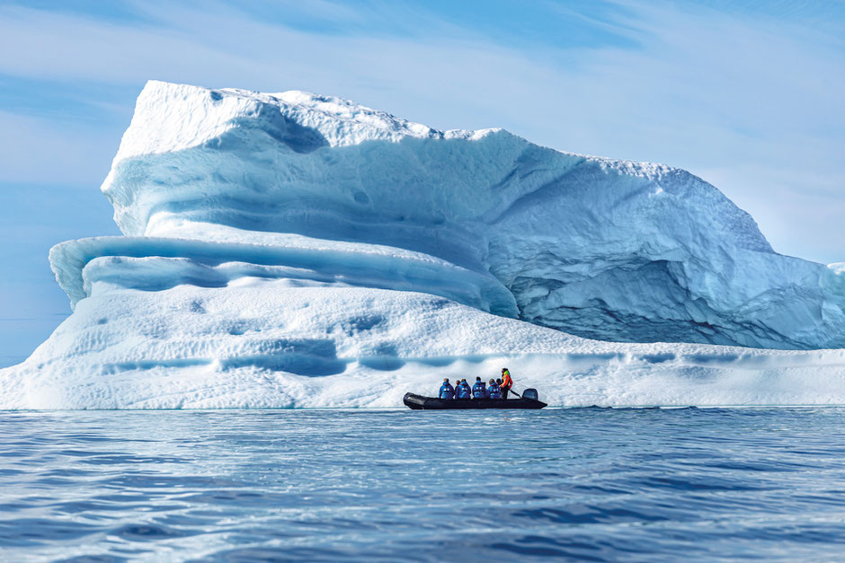 Zodiac-Ausflug zu den Eisbergen ©Hapag Lloyd Cruises