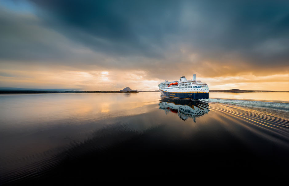 Havila Schiff in der Mitternachtssonne
