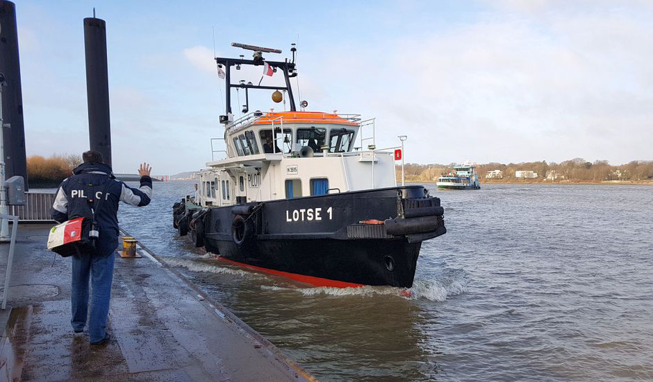 Ein Lotsenboot im Hamburger Hafen legt am Kai an, um den Lotsen aufzunehmen