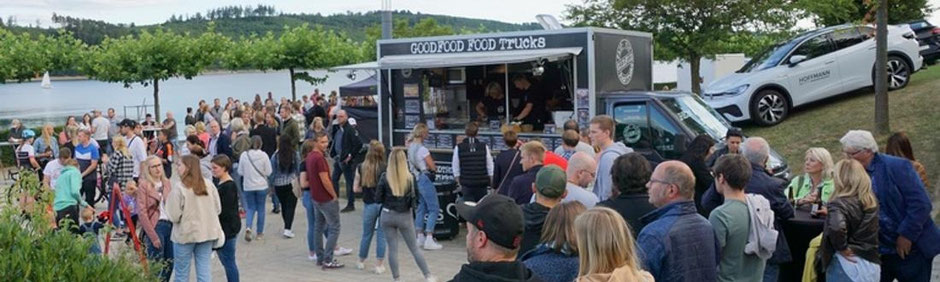 Viele Menschen vor GOODFOOD Foodtruck Truck beim Event am Sorpesee in NRW