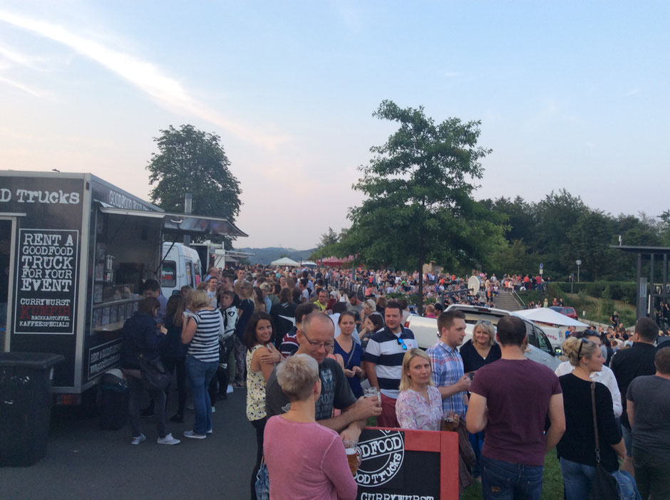Menschenmenge am GOODFOOD FOOD TRUCK