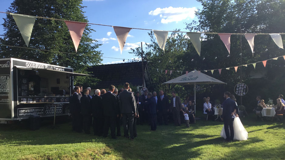 Hochzeitsgesellschaft auf Wiese vor dem GOODFOOD Food Truck