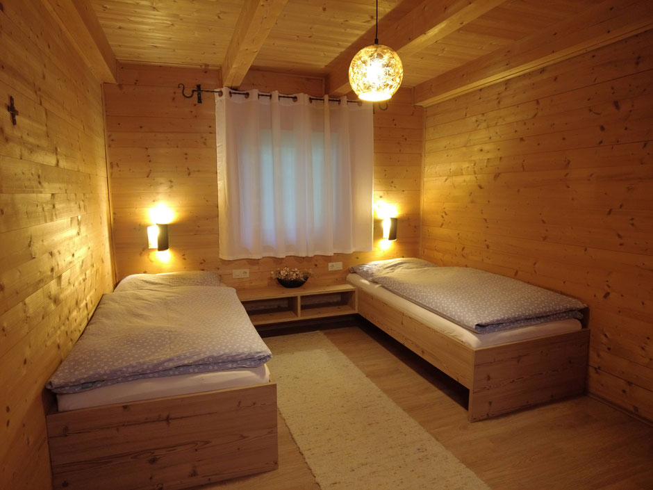 schlafzimmer hüttegg  unterkunft ferienzimmer ferienhaus weerberg urlaub tirol österreich ski wandern lift holiday sommer winter herbst