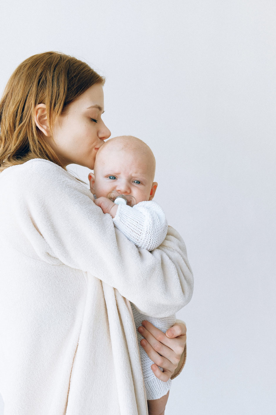 Mutter ist ausgelaugt, müde, erschöpft, Kind schläft schlecht, lässt sich nicht ablegen