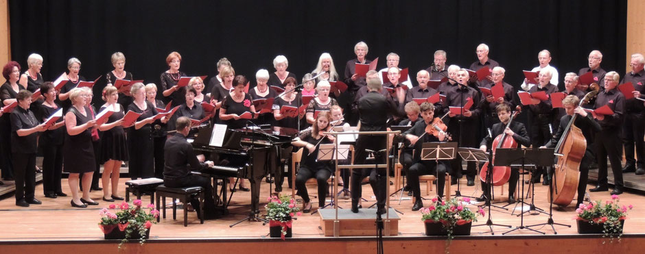 Der Volksliederchor Wielenbach beim Konzert zum 60jährigen Jubiläum in der ausverkauften Stadthalle Weilheim