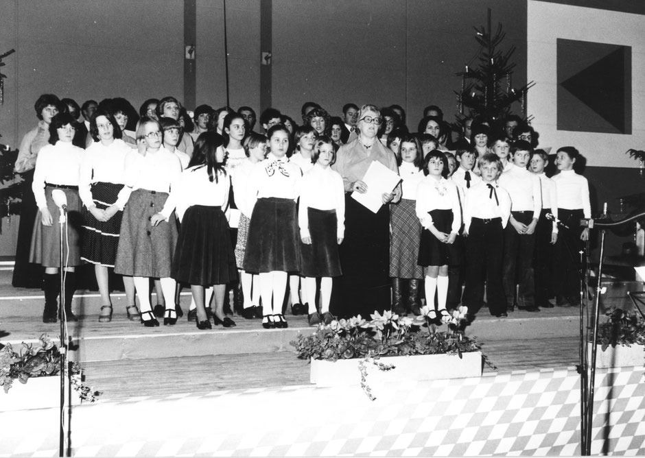 26. Dezember 1978:Weihnachtskonzert mit dem Kinderchor der Volksschule in der Turnhalle. Solistin: Margarethe Rill