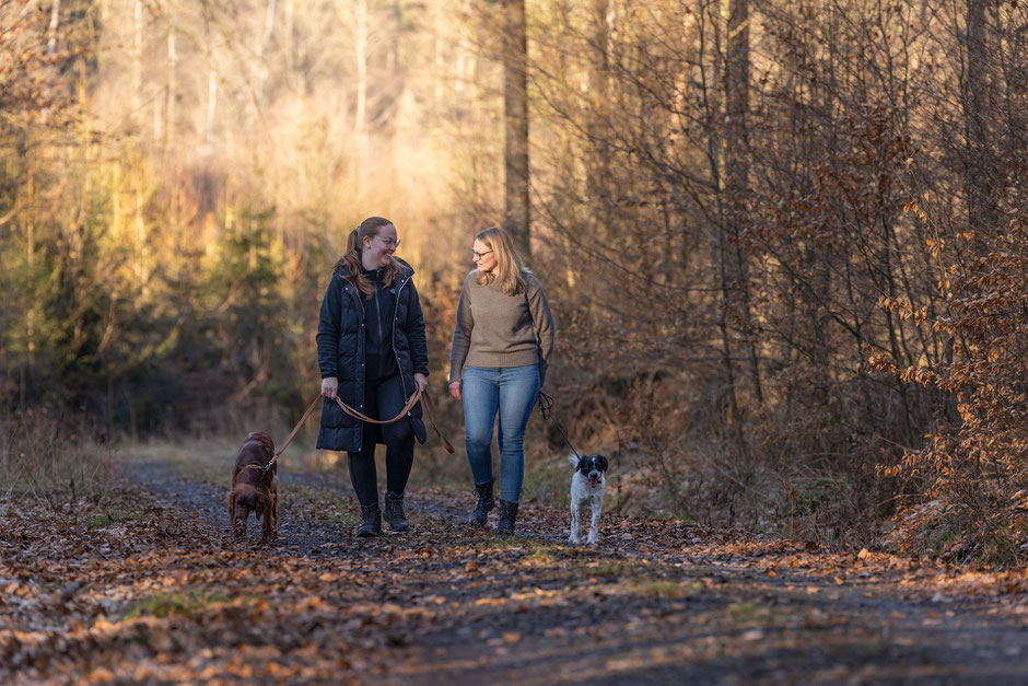 Lea Eisenach Hundetrainerin aus Bad Zwesten mit Kundin bei einem Einzeltraining mit Hund im Wald
