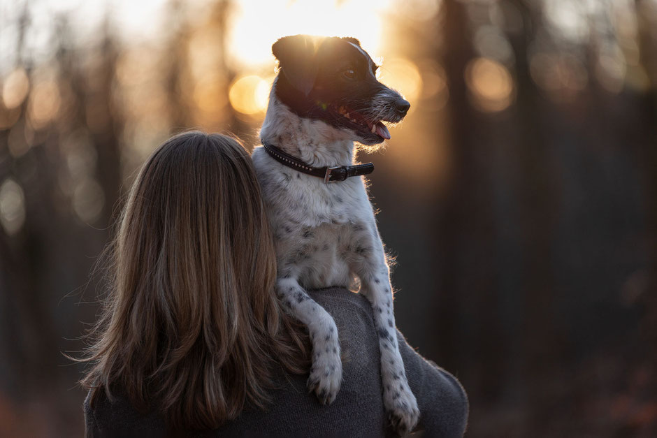 Lea Eisenacher mit Hund auf der Schulter