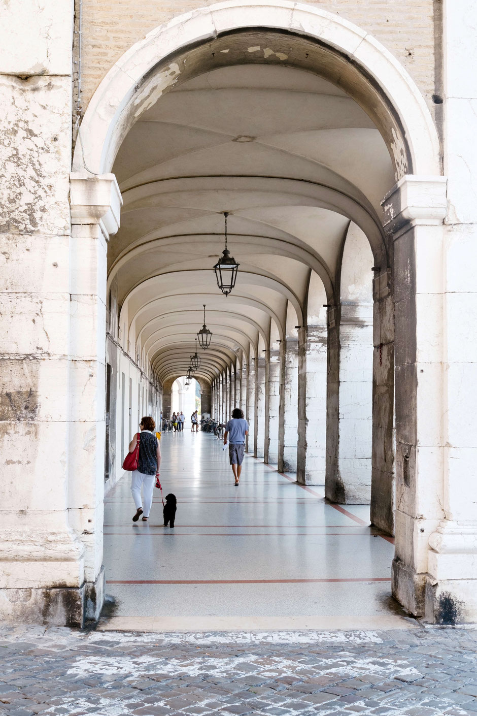 Shopping in Le Marche, visit Senigallia and walk in the shade through the Portico Erolani. Senigallia is only 33 km from Vecchi Maestri, two adults only holiday apartments in San Pietro, Ancona. With swimming pool and professional gym. Book now.