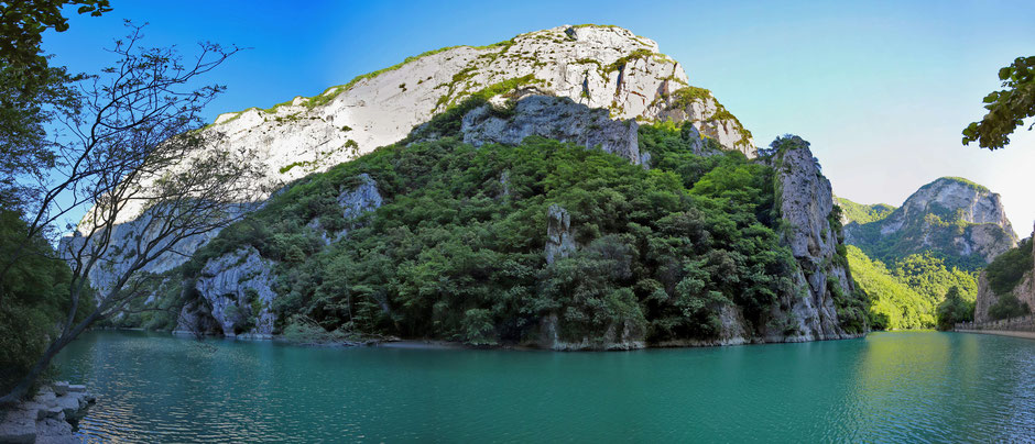 Walk, bike or rent a canoe at the Gola di Furlo, a fun activity from your holiday apartment Vecchi Maestri, luxury adults only B&B with swimming pool and professional gym with personal trainer in San Pietro, Ancona, Italy. Book your stay now.