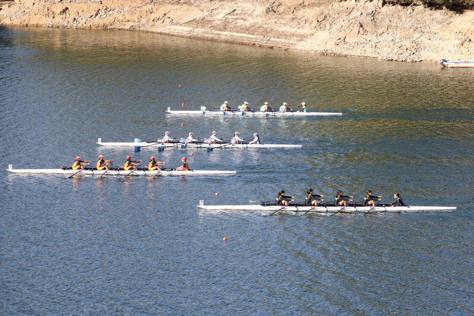 女子クウォドルプル決勝（８００ｍ付近）一番手前2レーンが徳島市立高校