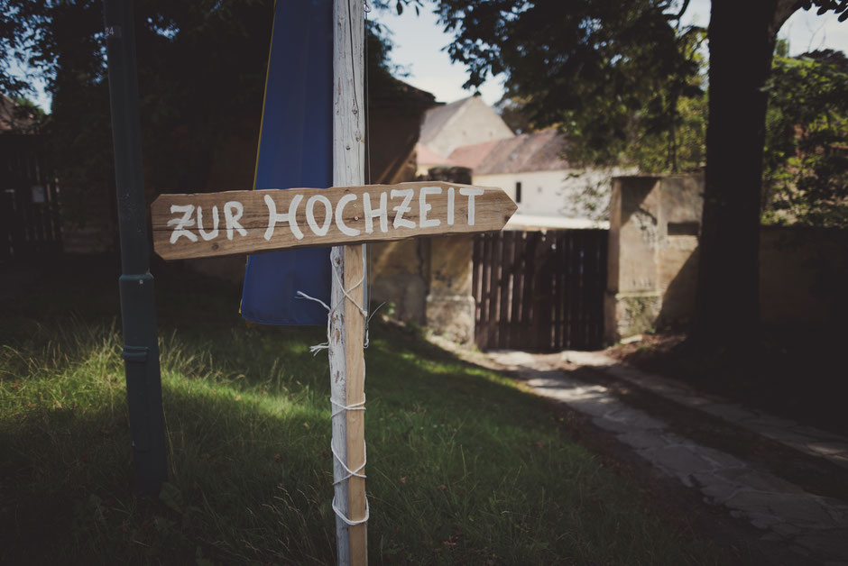 Wegweiser sind eine tolle Idee bei Hochzeiten. Solche Kleinigkeiten machen Euer Fest zu etwas Besonderem.