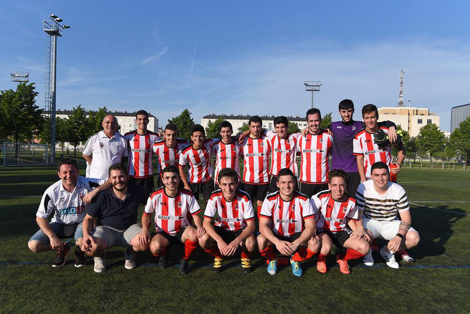 Alegría del equipo rojiblanco al final del encuentro. Foto: Juanfer Oleaga