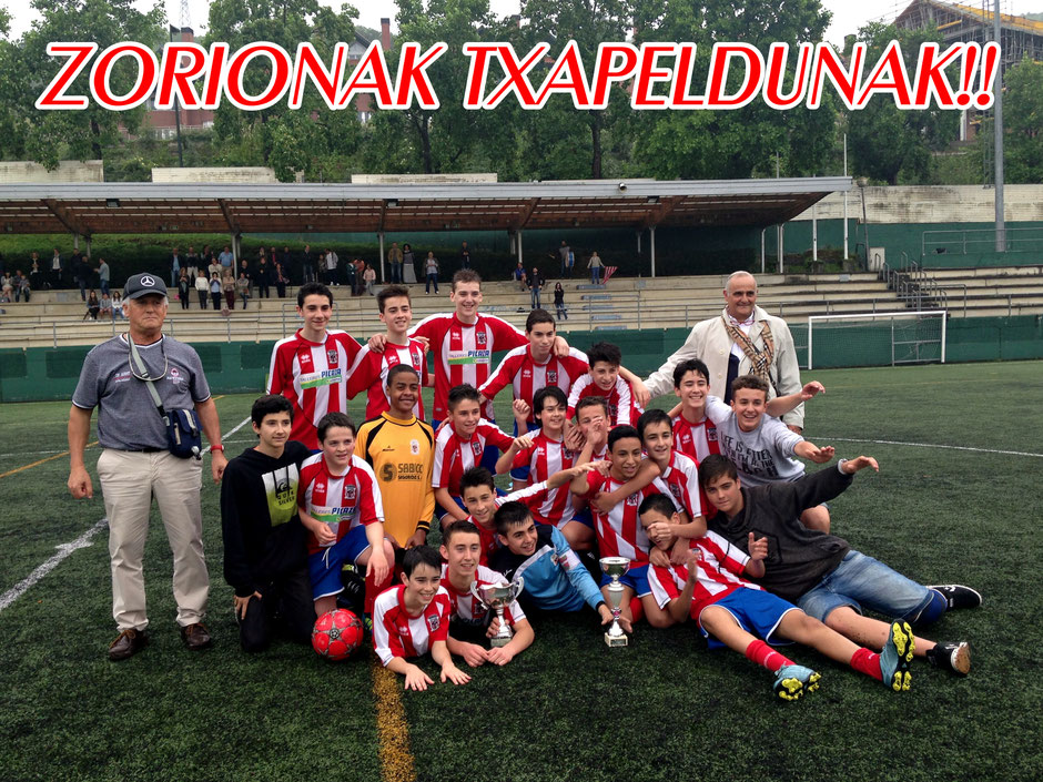 Los futbolistas del Laudio y el cuerpo técnico celebran el triunfo al final del encuentro. Foto: http://www.kultura.ejgv.euskadi.eus