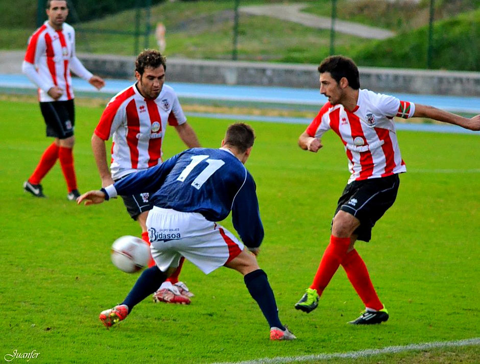 Imagen del último duelo en Ellakuri entre el Laudio y el Aurrera de Vitoria, en diciembre de 2012. Foto: Juanfer.