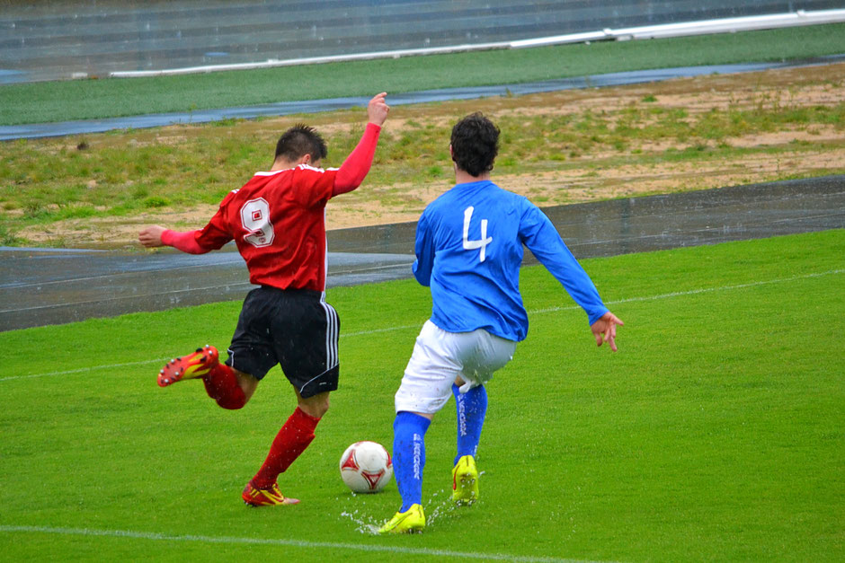 Imagen del encuentro de la temporada pasada entre el Laudio y el Zaramaga disputado en Ellakuri bajo una intensa lluvia.