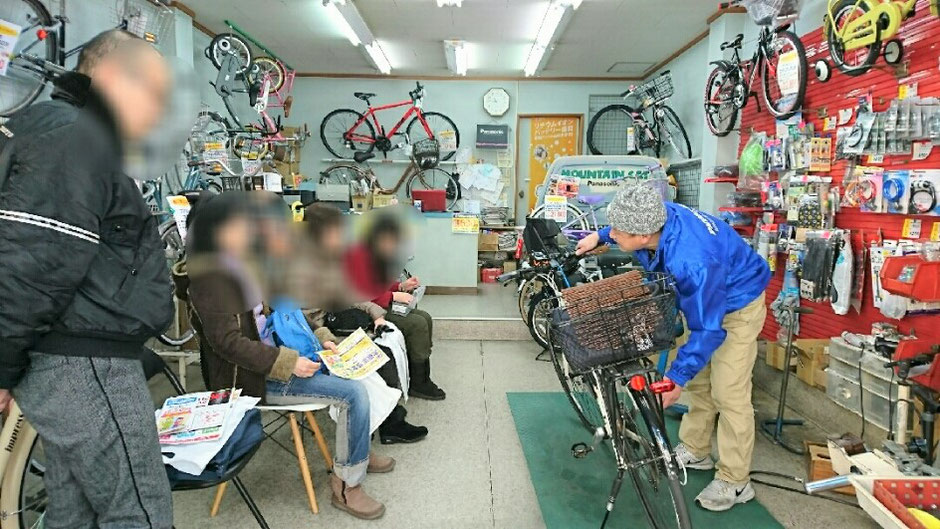 自転車の仕組みについて、まちゼミ参加者に説明するサイクルショップミラノの北野さん。プロ目線の解説や仕事ぶりに、思わず「へぇ～」のという感嘆の声が。