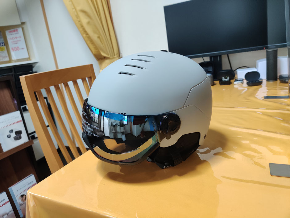 今シーズンからスキー用ヘルメットをuvexのバイザー付きに変更します！ │ 長岡市のフエキ補聴器専門店