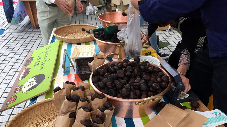 「Farmer’s Market @ UNU」(渋谷区神宮前)で出会った、市ノ澤栗園の市ノ澤創さん。次から次へと、飛ぶように売れていく。