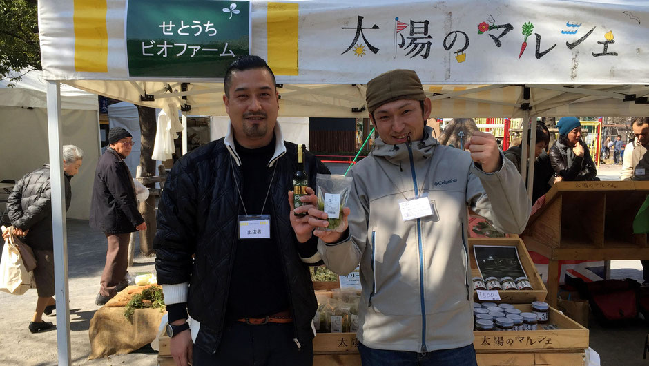 農業生産法人せとうちビオファーム、代表取締役の佐藤潤さん(写真左)。「ぜひ小豆島に、生産しているところを見にきてください。実際にご覧いただき、小豆島の良さを知ってほしいですね。」