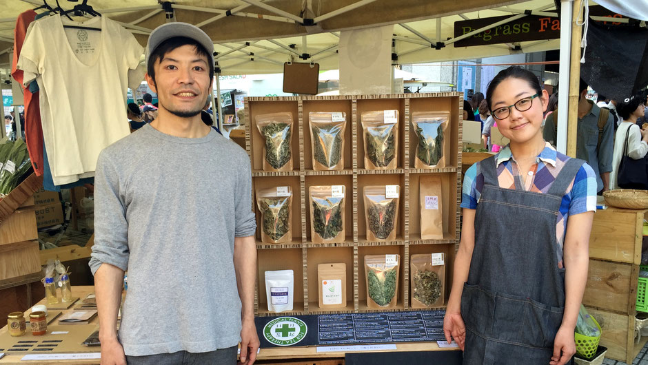 自然舎本舗の笹山健吾さんと薫さん。「いつもありがとうございます。これからも、精進していきたいと思います。」