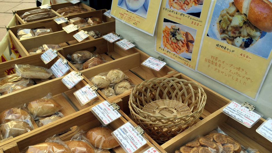 かふぇ ふりゅい、代表の桂山祐治さん。お店の様子。どれにしようか迷ってしまう。